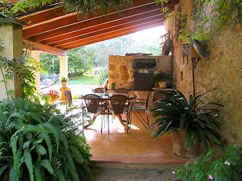 Terrasse mit Blick in den Garten