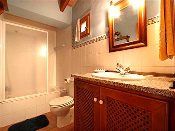 Bad mit Wanne und WC Bad mit Wanne und WC