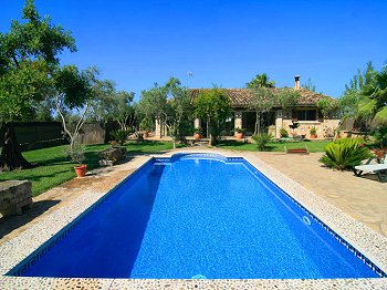Landhaus mit Pool und Garten Landhaus mit Pool und Garten