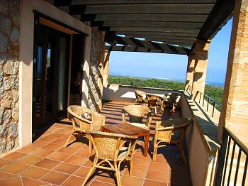 Überdachte und möblierte Terrasse Überdachte und möblierte Terrasse