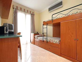 Schlafzimmer mit Einzelbett und zusätzlichem Kojenbett Schlafzimmer mit Einzelbett und zusätzlichem Kojenbett