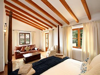 Großes Schlafzimmer mit Doppelbett Großes Schlafzimmer mit Doppelbett