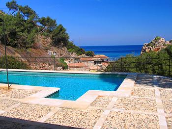 Pool mit Blick zur Cala Deia Pool mit Blick zur Cala Deia