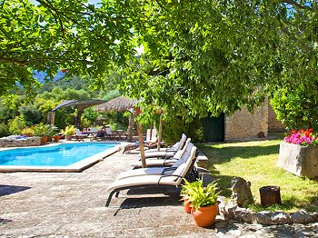 Pool und Sonnenterrasse Pool und Sonnenterrasse