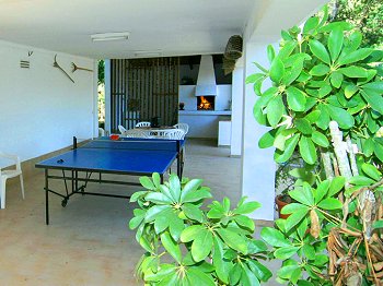 Grillecke und Tischtennisplatte Grillecke und Tischtennisplatte