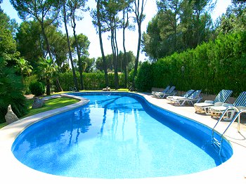 Großer Pool und Sonnenterrasse Großer Pool und Sonnenterrasse