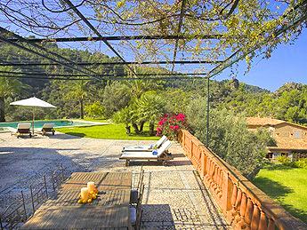 Pool mit großer Terrasse Pool mit großer Terrasse