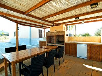 Gemauerter Grill und überdachte Terrasse Gemauerter Grill und überdachte Terrasse