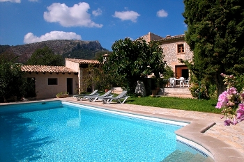 Panoramaansicht der Finca mit Pool