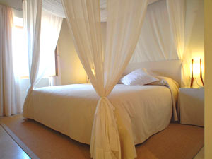 Doppelbett im Finca-Hotel auf Mallorca