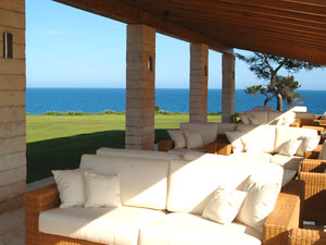 &Uuml;berdachte Terrasse am Finca-Hotel