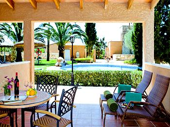 Terrassen mit Blick zum Garten und Pool Terrassen mit Blick zum Garten und Pool