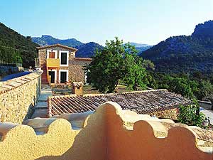 Au&szlig;enansicht der luxuri&ouml;sen Finca im Norden von Mallorca