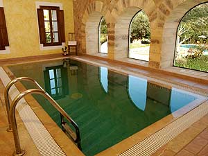 &Uuml;berdachter Pool der luxuri&ouml;sen Finca auf Mallorca