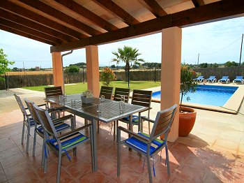 Pool und überdachte Terrasse