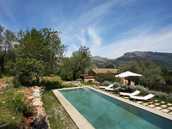 Pool mit Sonnenliegen Pool mit Sonnenliegen