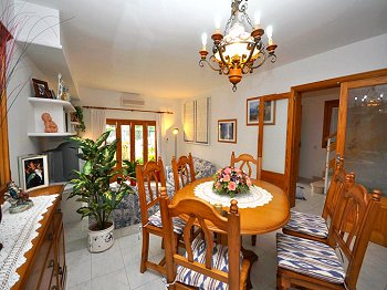 Wohnzimmer mit Augang zur Terrasse Wohnzimmer mit Augang zur Terrasse