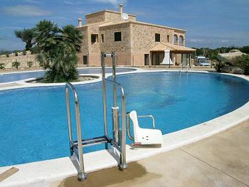 Pool mit hydraulischem Stuhl für Rollstuhlfahrer Pool mit hydraulischem Stuhl für Rollstuhlfahrer