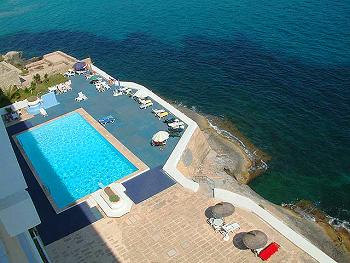 Pool mit großzügigen Terrassen und Meerzugang Pool mit großzügigen Terrassen und Meerzugang