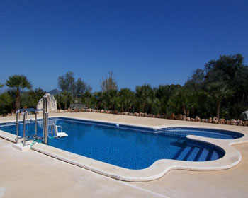 Pool mit hydraulischem Stuhl Pool mit hydraulischem Stuhl