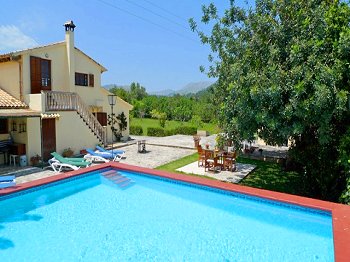 Ferienhaus mit Pool und Garten Ferienhaus mit Pool und Garten