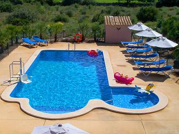 Eingezäunter Pool mit hydraulischem Stuhl Eingezäunter Pool mit hydraulischem Stuhl