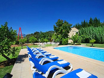 Großer Pool mit Sonnenterrasse Großer Pool mit Sonnenterrasse