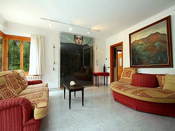 Sitzecke mit zeitgenössischer Kunst Sitzecke mit zeitgenössischer Kunst