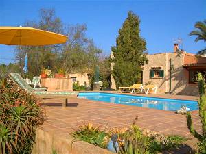 Aussenansicht mit Poolterrasse und Pool