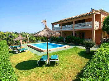 Strandnahes Ferienhaus mit Pool