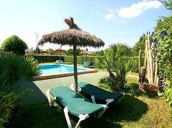Pool und Sonnenterrasse