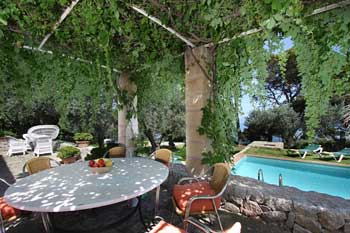 Terrasse mit Blick zum Pool Terrasse mit Blick zum Pool