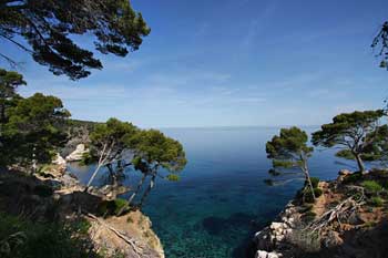 Blick auf die malerische Cala Deia Blick auf die malerische Cala Deia