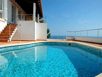 Pool mit Sonnenterrasse Pool mit Sonnenterrasse