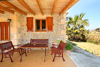 Terrasse mit Holzgartenmöbel Terrasse mit Holzgartenmöbel