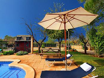 Pool und Sonnenterrasse