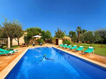 Ferienhaus mit Pool für 10 Personen