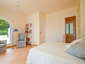 Schlafzimmer mit Doppelbett
