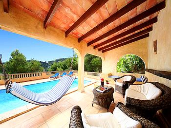 Überdachte Terrasse am Pool Überdachte Terrasse am Pool