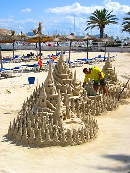 Sandkunst am Strand vom Pollenca Sandkunst am Strand vom Pollenca
