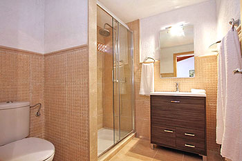Badezimmer mit großer Duschwanne Badezimmer mit großer Duschwanne