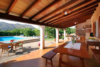 überdachte Terrasse am Pool überdachte Terrasse am Pool