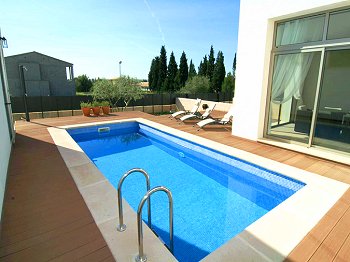 Pool und Sonnenterrasse