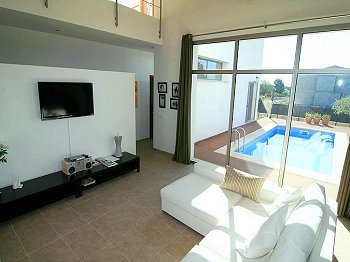 Wohnzimmer mit Blick zum Pool