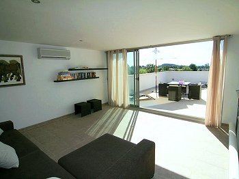 Wohnzimmer mit Ausgang zur Dachterrasse
