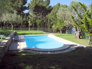 Pool mit Sonnenliegen Pool mit Sonnenliegen