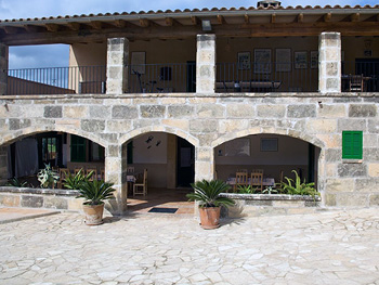 �berdachte Terrasse und Balkon
