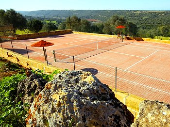 Privater Tennisplatz
