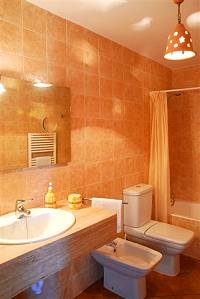 Bad mit Dusche, Bidet und WC