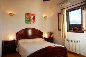 Schlafzimmer mit Doppelbett